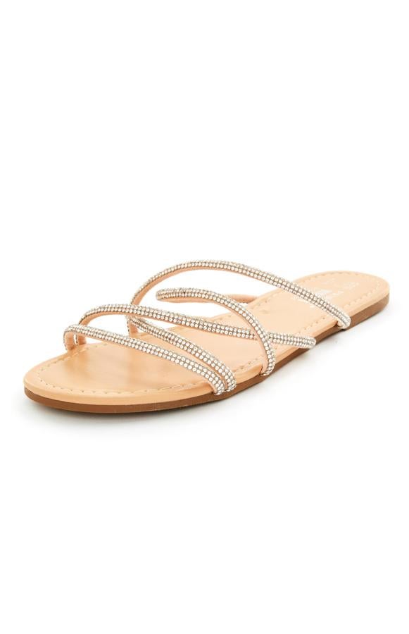 En color beige y con tiras finas con strass, estas sandalias planas tienen un precio de 10 euros.