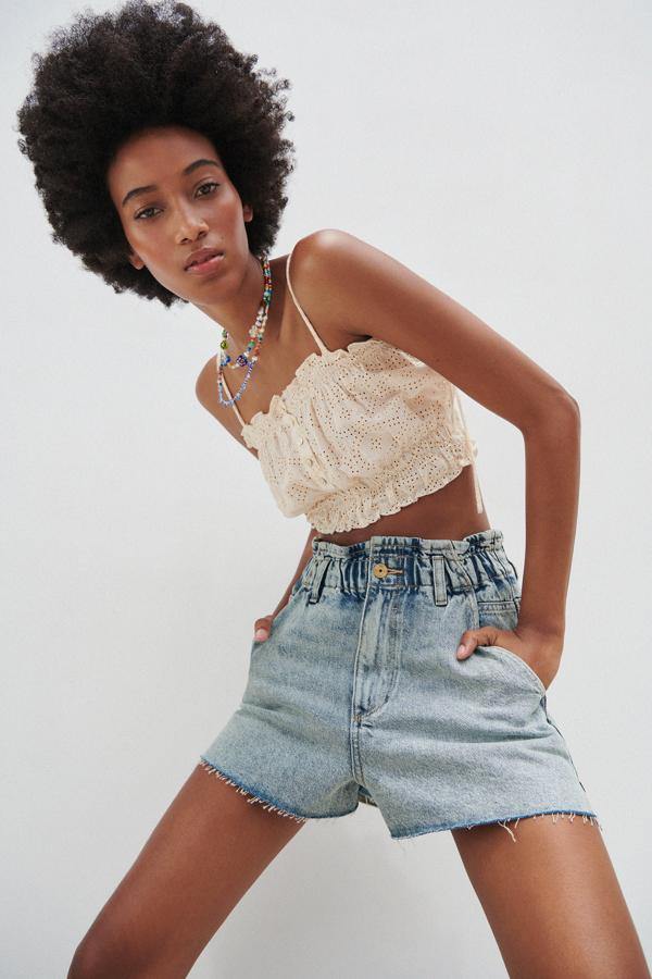 Con cintura elástica y con frunces, estos shorts de tiro alto están disponibles en azul o negro. Con aberturas laterales, tienen un precio de 19,95 euros.