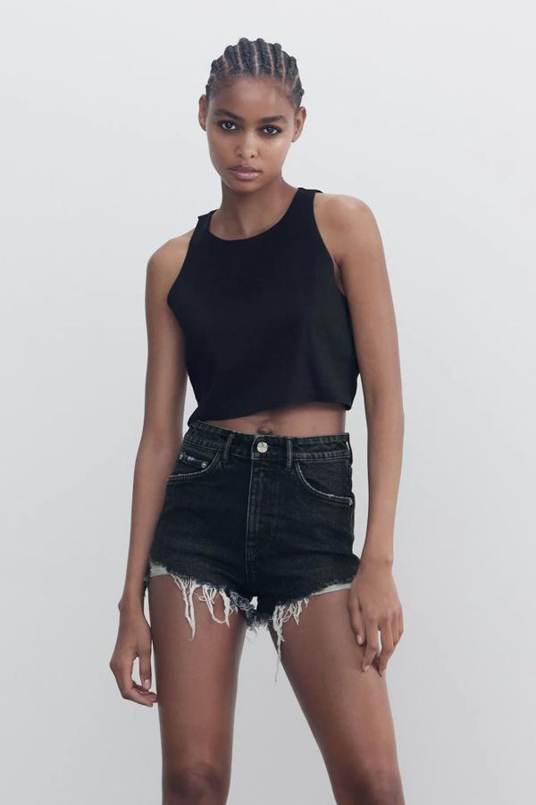 Disponibles en varios colores, estos shorts en gris antracita están confeccionados en tejido ligeramente elástico y cuentan con bajo deshilachado. Tienen un precio de 15,95 euros.