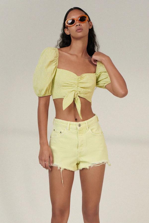 En color lima aunque disponible en otros colores, estos shorts de tiro alto con bajo acabado sin costuras tienen un precio de 19,95 euros.