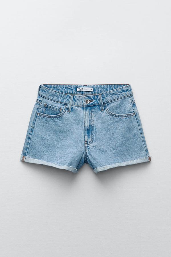 Estos shorts de tiro bajo con cinco bolsillos en color azul claro con efecto lavado tienen el bajo acabado en vuelta sin costura y tienen un precio de 19,95 euros.