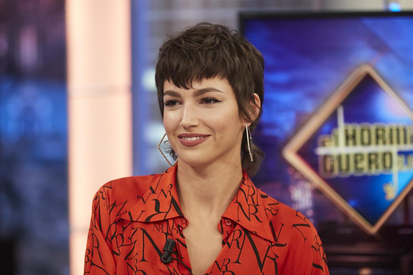 Úrsula ha hecho del mullet una de sus señas de identidad. Su paso por 'La casa de papel' ha hecho que este corte sea un icono de su imagen, y la versión más arriesgada del mismo ha sido esta con el flequillo en forma de pico. ¿Te atreves con él?