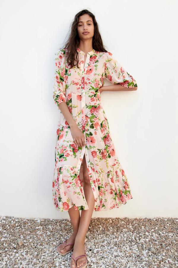 En color crudo y con estampado de flores, este vestido largo con cuello redondo y manga por debajo del codo acabada en elástico cuenta con volante en el bajo y tiene un precio de 39,95 euros. Es de Zara.