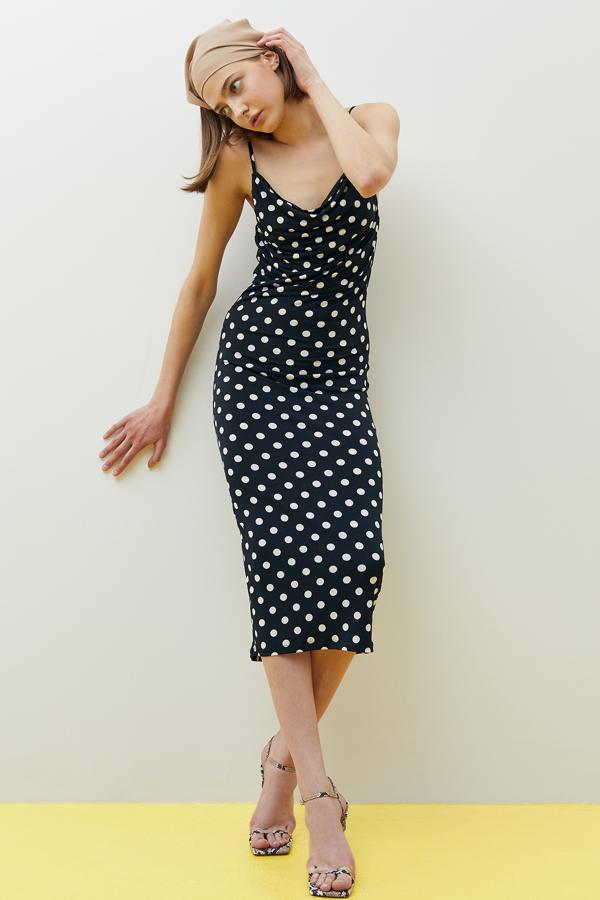 En color negro con lunares en blanco, este vestido midi con tirantes es de Sfera y tiene un precio rebajado de 19,99 euros (antes 29,99 euros).