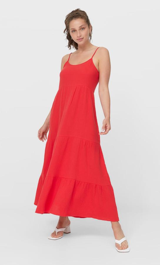 Disponible en rojo, negro o crudo, este vestido midi de tirantes anchos y bajo acabado en volantes es de Stradivarius y tiene un precio de 19,99 euros.