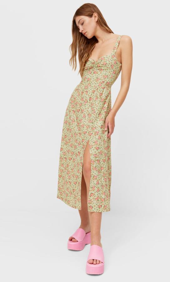 En color verde y con estampado de flores en rosa, este vestido midi de tirantes con escote corazón y abertura en el bajo tiene un precio de 25,99 euros.