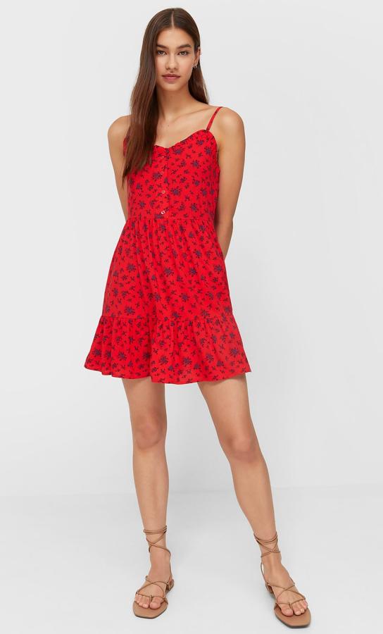 Disponible en rojo o en negro, este vestido corto con escote de pico y tirante fino cuenta con volante en el bajo y tiene un precio de 17,99 euros.