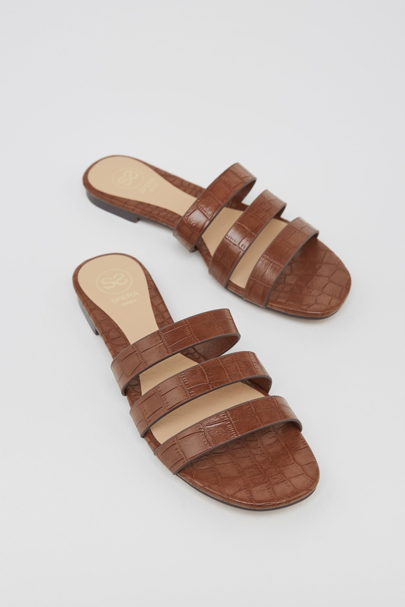 De tiras en color marrón y efecto piel de cocodrilo (rebajadas a 13,99 euros).