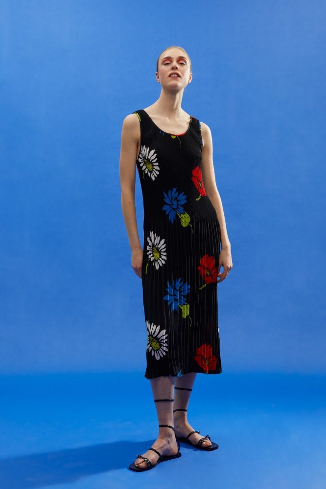 Los estampados también triunfan sobre los fondos negros. Nos encanta este vestido midi de flores de la nueva colección de Sfera.