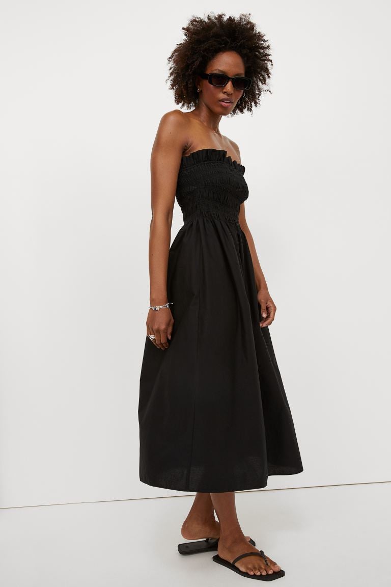 Incluye un vestido negro todoterreno que pega con chanclas o con sandalias de tacón para un look súper elegante. Escote recto y fruncido con falda popelin. (19,99 euros).