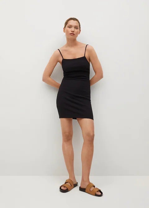 Estiliza tu figura con este vestido mini negro de tirantes finos y diseño entallado. (19,99 euros).