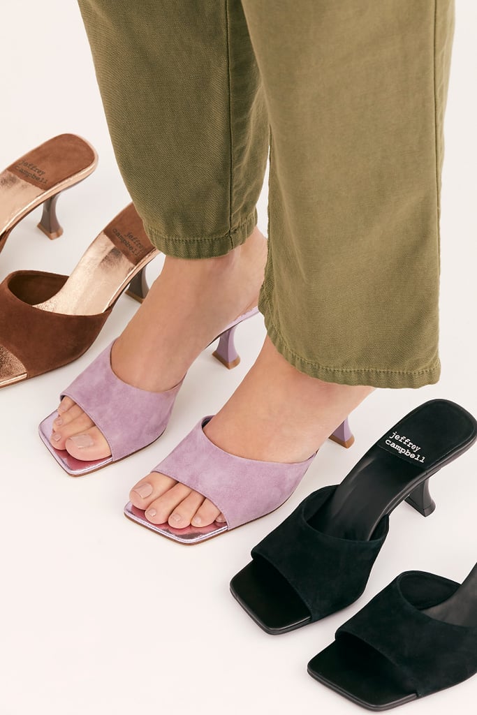 Con un tacón "sensato" que se adapta a casi cualquier situación. Elige un diseño en tonos básicos, como el negro o el marrón, o en versión pastel con el lila como protagonista. 