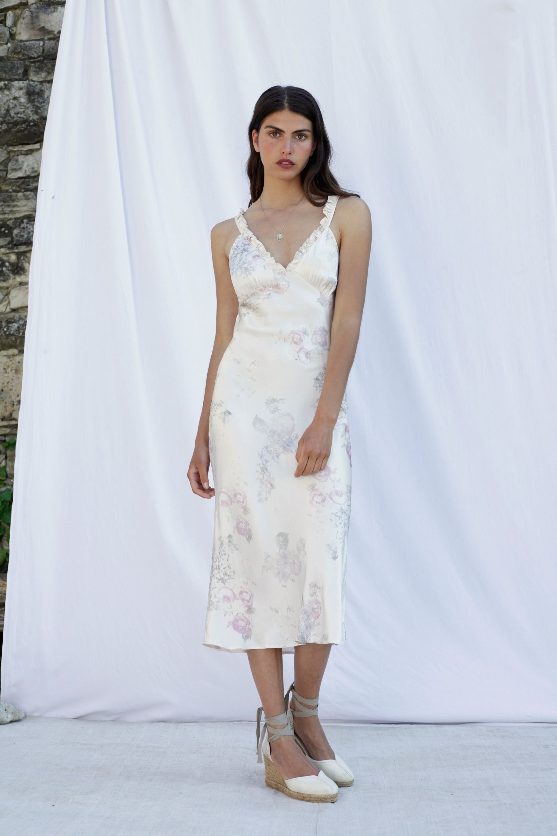 Un traje satinado que se adapta a tu día a día combinado con alpargatas de esparto que le restan seriedad. 