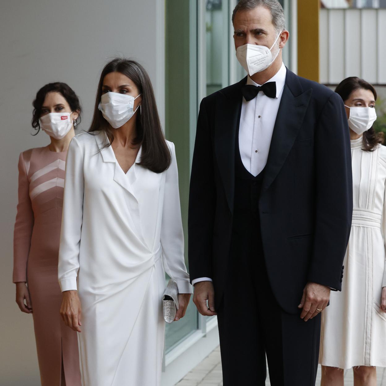 Pincha en la foto para ver 15 vestidos 'made in Spain' que podría estrenar la Reina Letizia esta temporada.