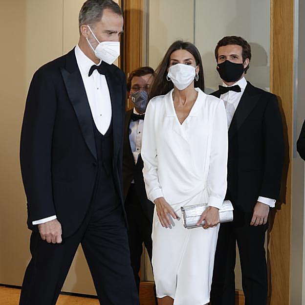 Imagen principal - La Reina, impresonante en los Premios Mariano de Cavia, Luca de Tena y Mingote.