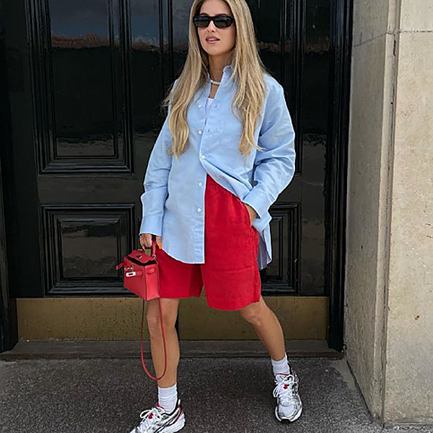 La versión cool del look 24 horas de las influencers: camisa azul y shorts rojos
