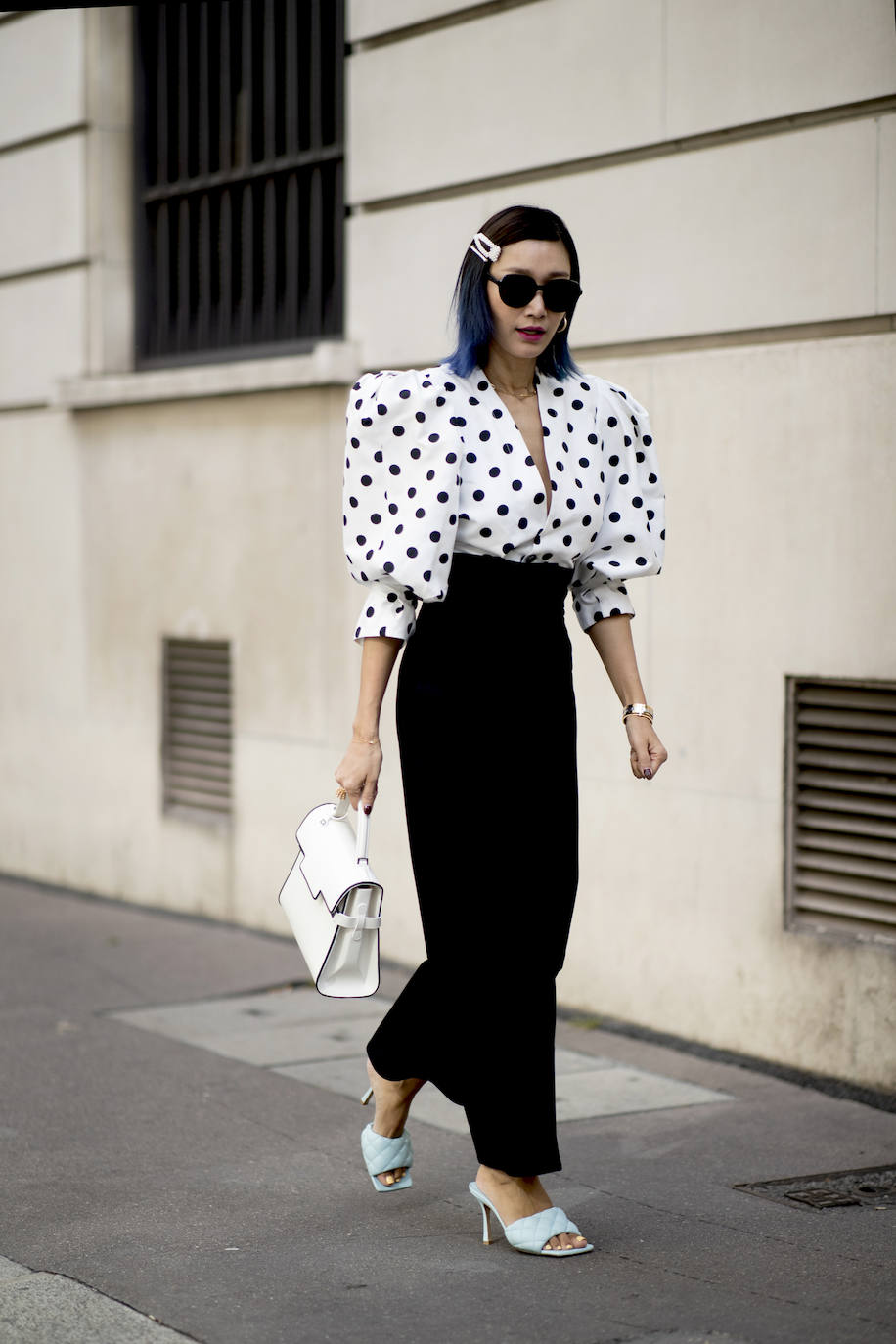 Un conjunto black&white con lunares, el estampado que siempre vuelve y que sienta de maravilla a cualquier edad.