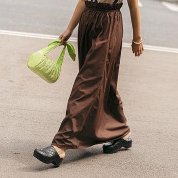 Imagen secundaria 1 - Los zuecos han triunfado en el street style.