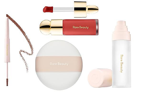 Colorete líquido Soft Pinch, en tono Love (21,99€). Almohadilla Blot & Glow (19,99€). Lápiz para cejas Brow Harmony, en tono Warm Auburn (24,99€). Spray primer y fijador del maquillaje Always an optimist (26,99€). Todo de Rare Beauty.