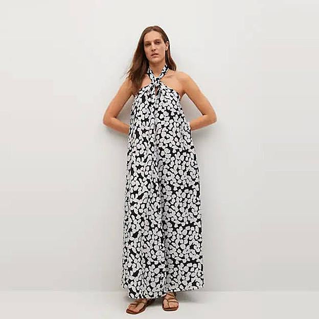 El vestido es muy veraniego y rejuvenecedor