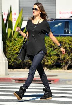 Imagen secundaria 2 - Abajo, Alessandra Ambrosio con las Bekett en 2011.