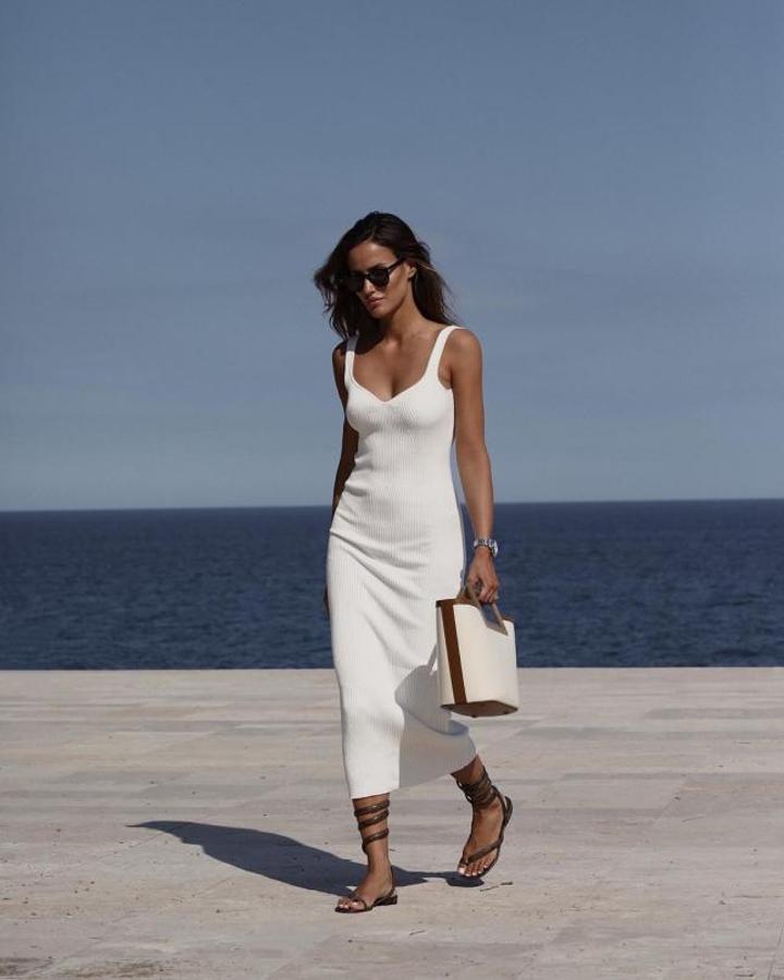 Vestido blanco + sandalias planas + bolso de mano
