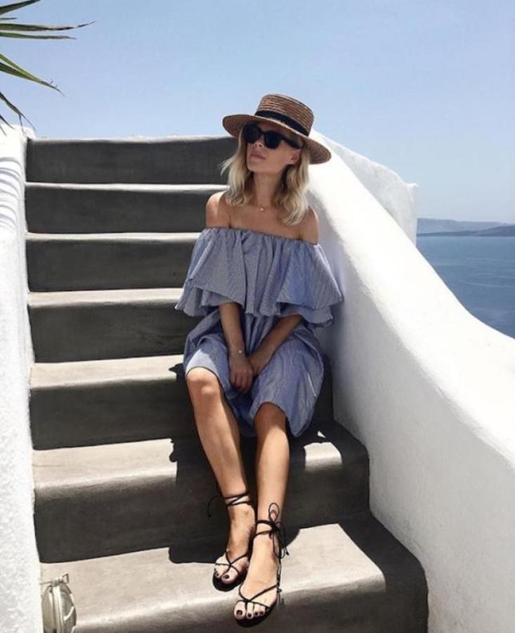 Vestido con volantes + sandalias planas + sombrto de rafia