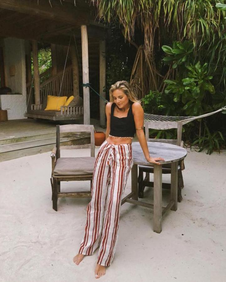 Top corto + pantalón recto de rayas + pulsera dorada