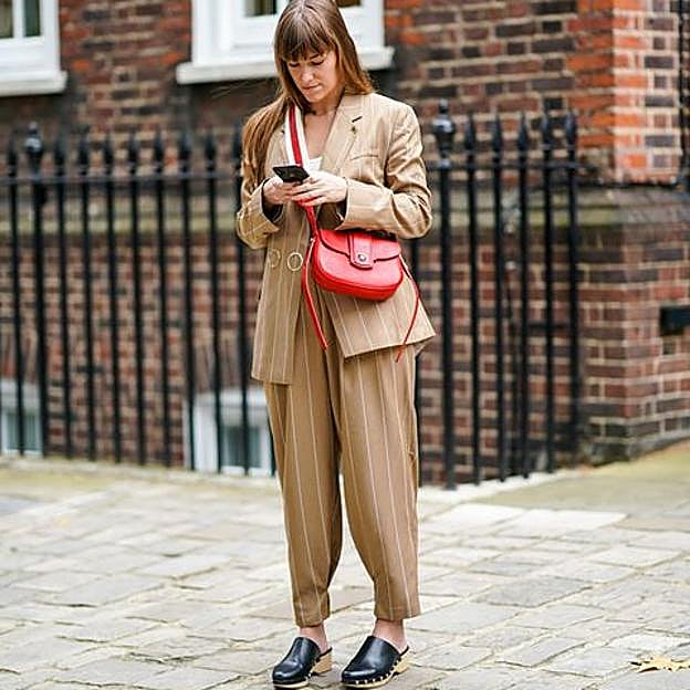 Imagen principal - Los zuecos han triunfado en el street style.