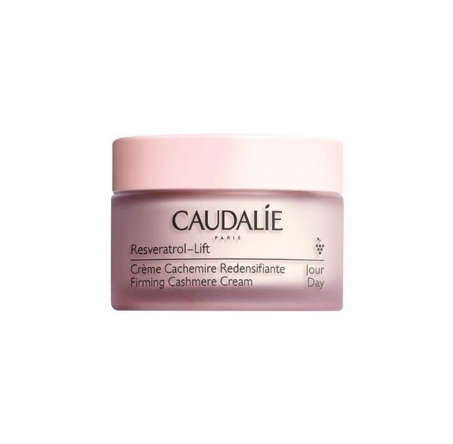 Crema facial antiedad Resveratrol-Lift de Caudalie. Una línea con resveratrol, colágeno y ácido hialurónico que se encarga de devolver la firmeza a todos los contornos del rostro desde su primera aplicación. Un producto vegano con un 95% de ingredientes naturales y un packaging eco. ( 37,45 euros ).