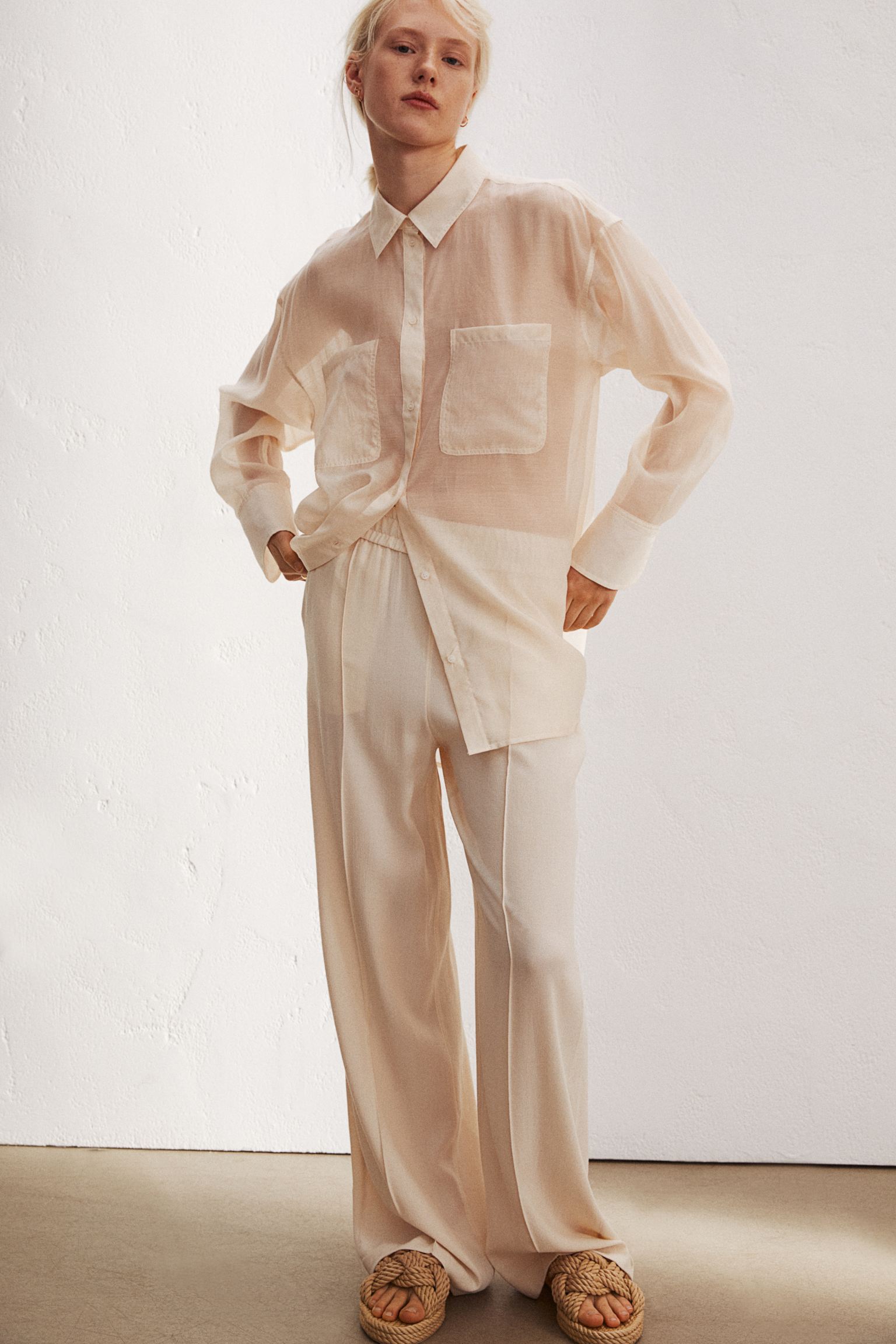 Esta blusa de silueta maxi con transparencias, rebajada a 8.99 euros en H&M.