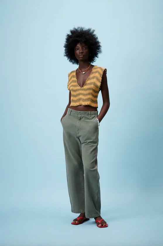 Con escote de pico y manga sisa, este top crop en caqui y marrón está confeccionado en algodón y de 25,95 euros ha pasado a costar 15,99 euros. 