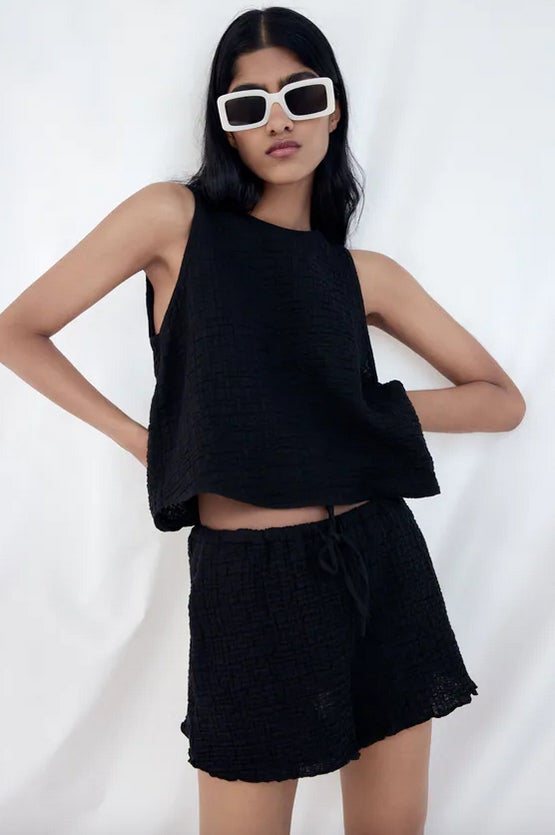 De tiro alto ajustable con cordones en el mismo tejido, estos shorts estructurados en color negro costaban 19,95 euros y ahora están disponibles por 12,99 euros.