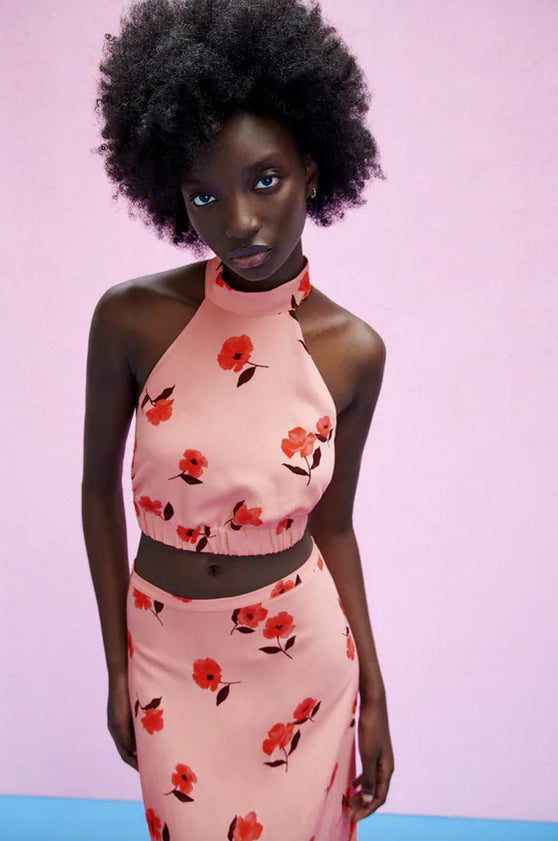 En color rosa, con estampado de amapolas, cuello halter y bajo elástico, este top de lino costaba 25,95 euros y ahora podemos encontrarlo por 15,99 euros. 