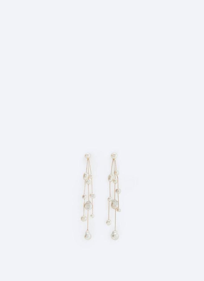 Si te gustan los pendientes largos estos te van a encantar. Miden 10 cm y tienen unas bonitas perlas distribuidas en tres finos hilos. Su precio es de 29 €.