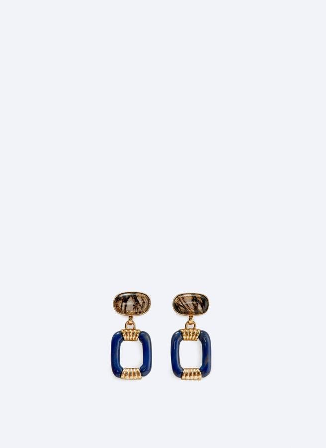 3.La forma de eslabón y el color azul hace que estos pendientes resulten especialmente llamativos. Miden 7 cm de largo y pueden ser tuyos por 29 €.