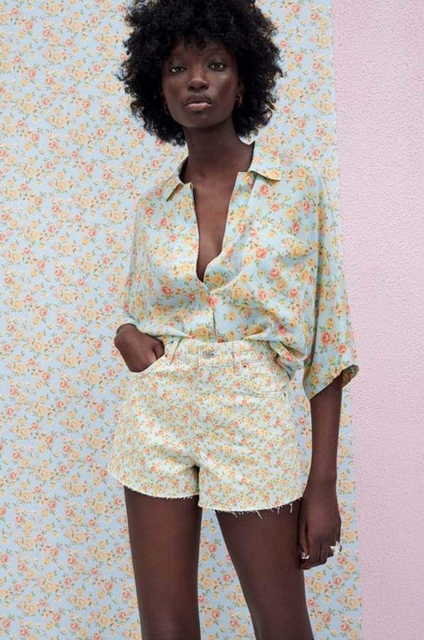 Fondo azul celeste con estampado de flores amarillas y naranjas para esta camisa fluida de cuello solapa y mangas por debajo del codo. Costaba 29,95 euros y ahora está por 19,99 euros. 