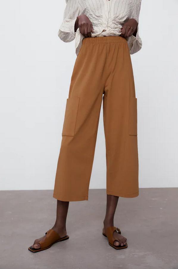 Disponible en ocre, negro o beige, este pantalón de tiro alto con cintura elástica y bolsillos laterales de plastrón ha pasado de costar 17,95 euros a 12,99 euros. 
