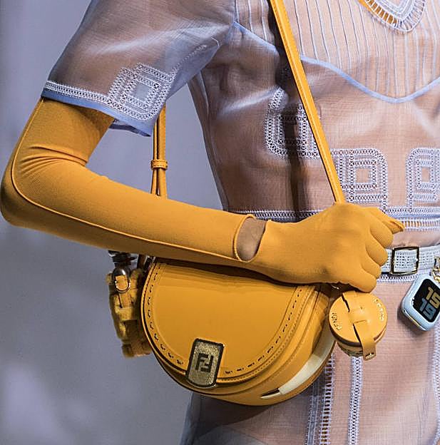 Imagen principal - 8 bolsos de firmas de lujo para comprar ahora y usar para siempre