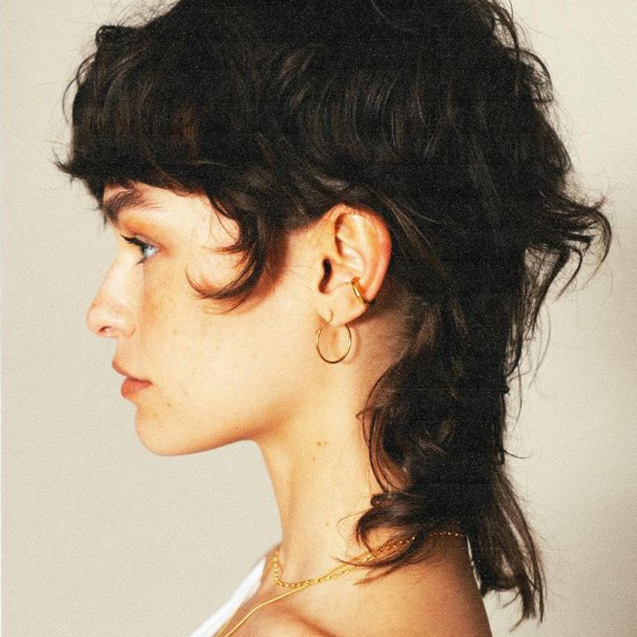 Pincha en la imagen para descubrir todos los cambios de look de Úrsula Corberó, la actriz que va a adorar el corte de pelo wolf en cuanto lo conozca.