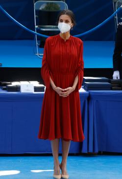 Imagen secundaria 2 - La Reina Letizia, espectacular con su vestido rojo de Ferragamo.