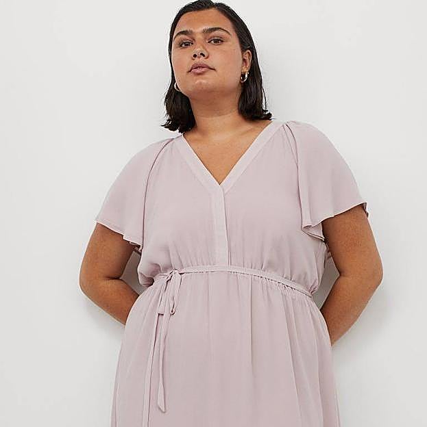 El vestido de crepé lo encontrarás en rosa, verde o negro