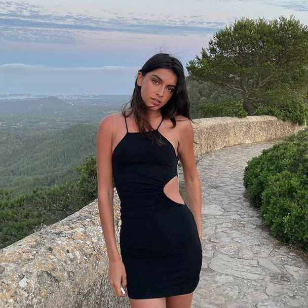 Pincha en la foto para ver 9 vestidos con el favorecedor escote que ha triunfado la alfombra roja de los Oscar 2021.