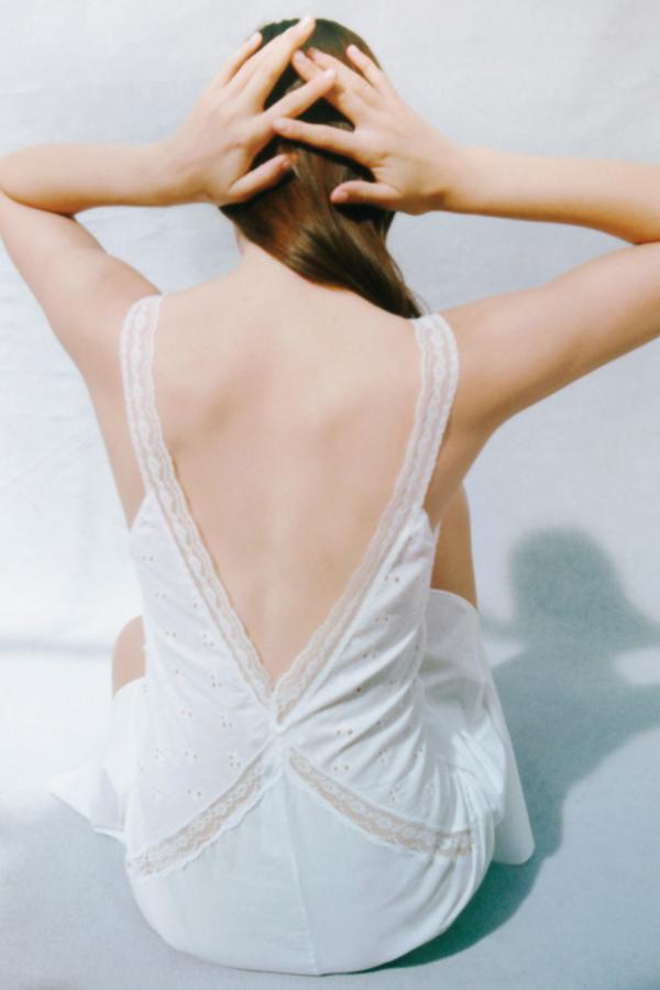 Vestido lencero en color blanco de Zara (29,99 euros)