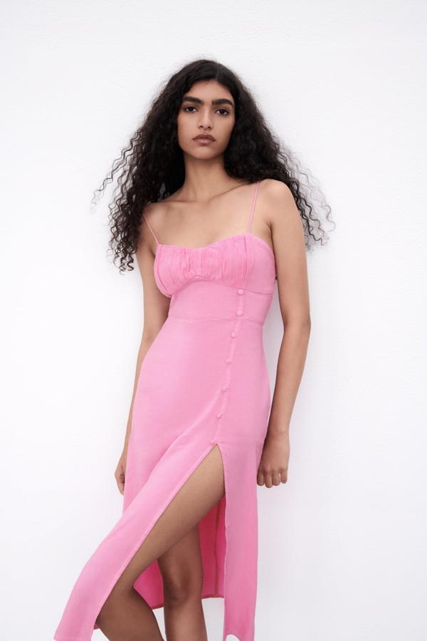 Vestido lencero en color rosa de Zara (29,99 euros)
