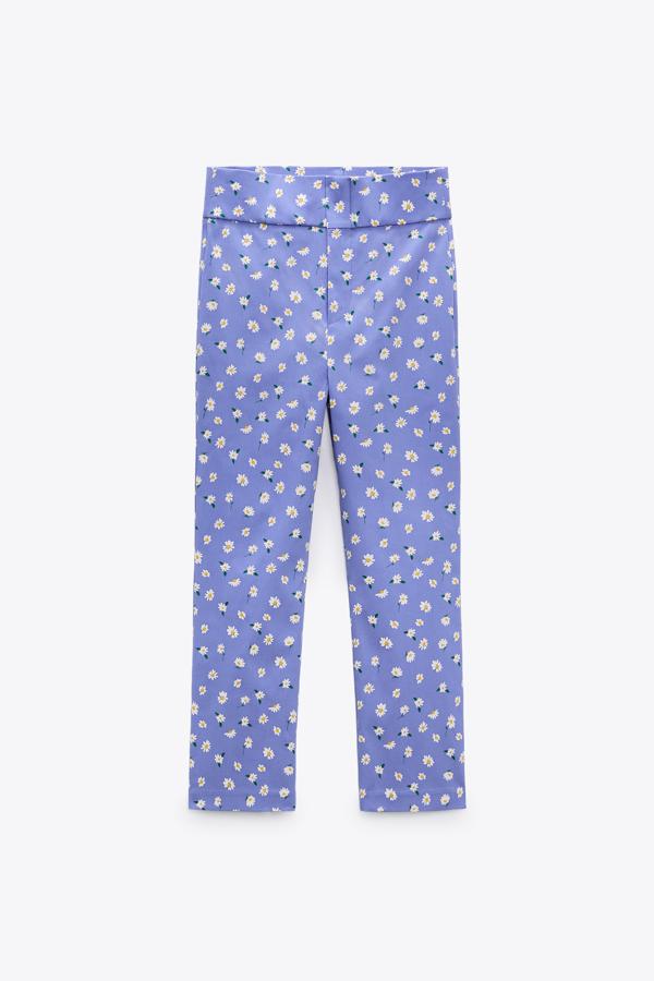 Pantalón en color malva con estampado de flores de Zara (22,99 euros)