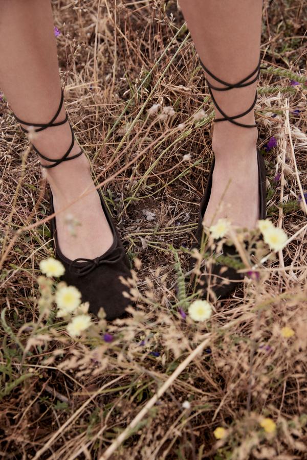 Bailarinas con tiras de color negro de Zara (59,99 euros)