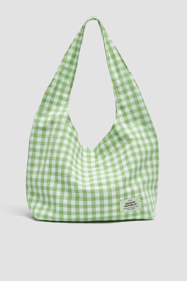 Con estampado de cuadros vichy en color verde, este bolso tipo shopper con bolsillo interior tiene un precio de 15,99 euros.