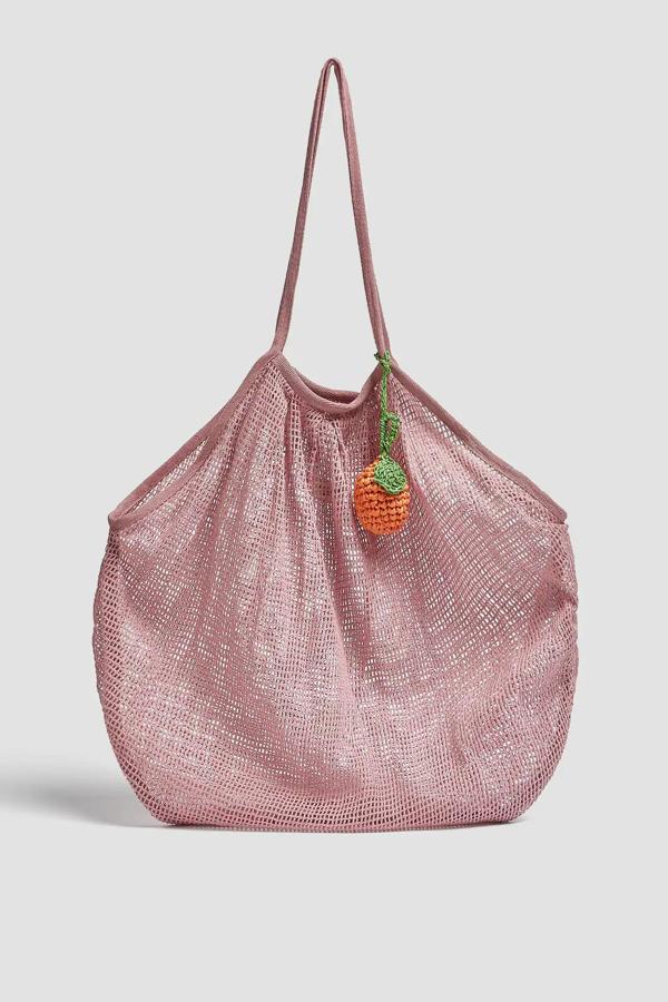 Disponible en rosa, azul o beige, este bolso shopper en tejido tipo rejilla tiene un precio rebajado de 9,99 euros.