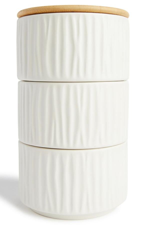 En color marfil y con tapa de madera, estos tres botes apilables vienen en pack que tiene un precio de 7 euros.